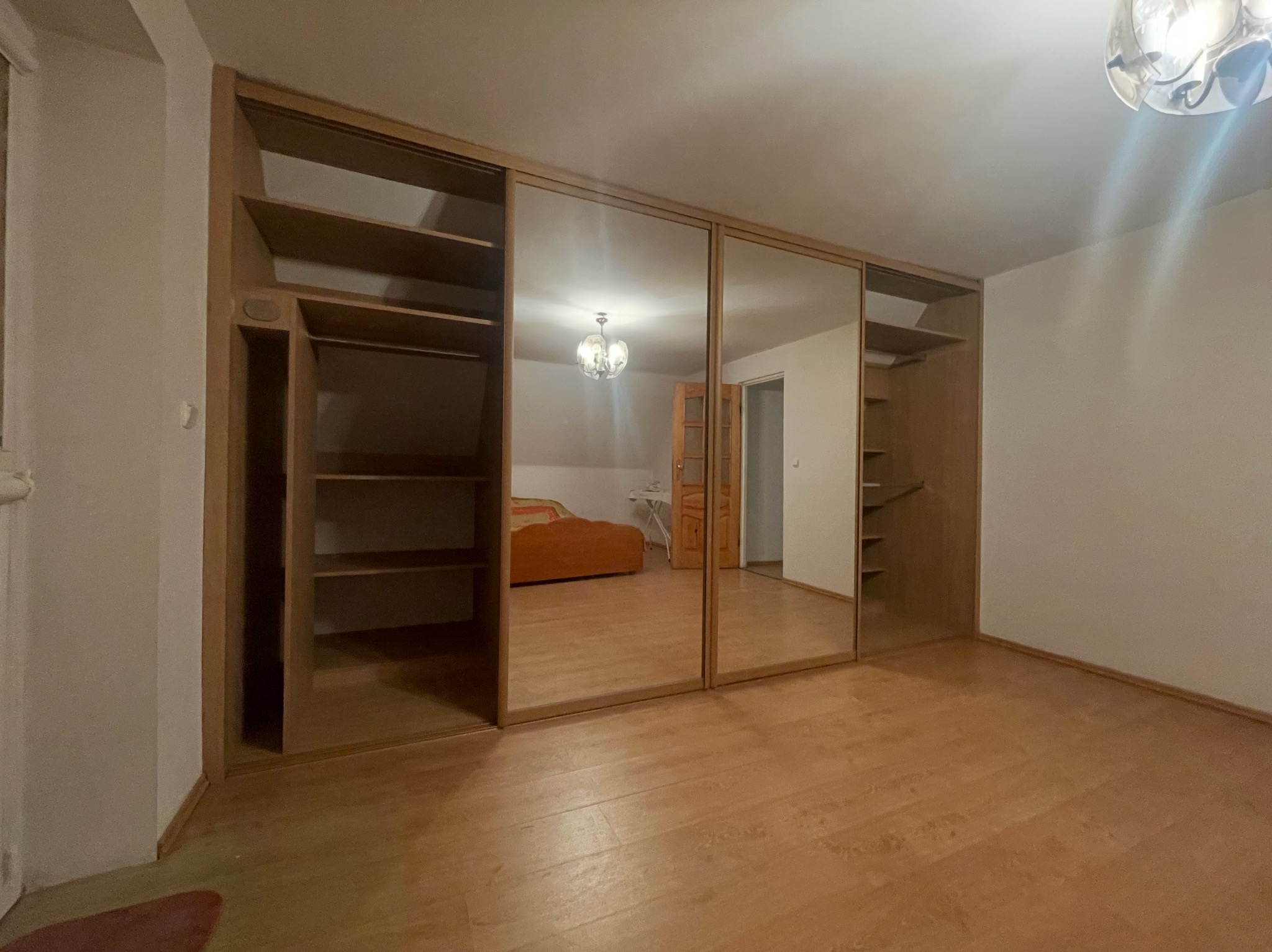 4-drzwiowa szafa na poddaszu z korpusami o podwójnej głębokości