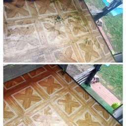 F.U BLASK CZYSTOŚCI PAULINA CHĄDZYŃSKA - Porównanie stanu podłogi tarasu przed i po czyszczeniu: górna część - zabrudzona i pokryta mchem, dolna część - czysta, z odzyskanym kolorem drewna.