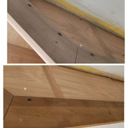 F.U BLASK CZYSTOŚCI PAULINA CHĄDZYŃSKA - Fragment drewnianej podłogi parkietowej, z widocznymi otworami po gwoździach i śladami zabrudzeń, tuż przy ścianie z żółtą taśmą malarską.