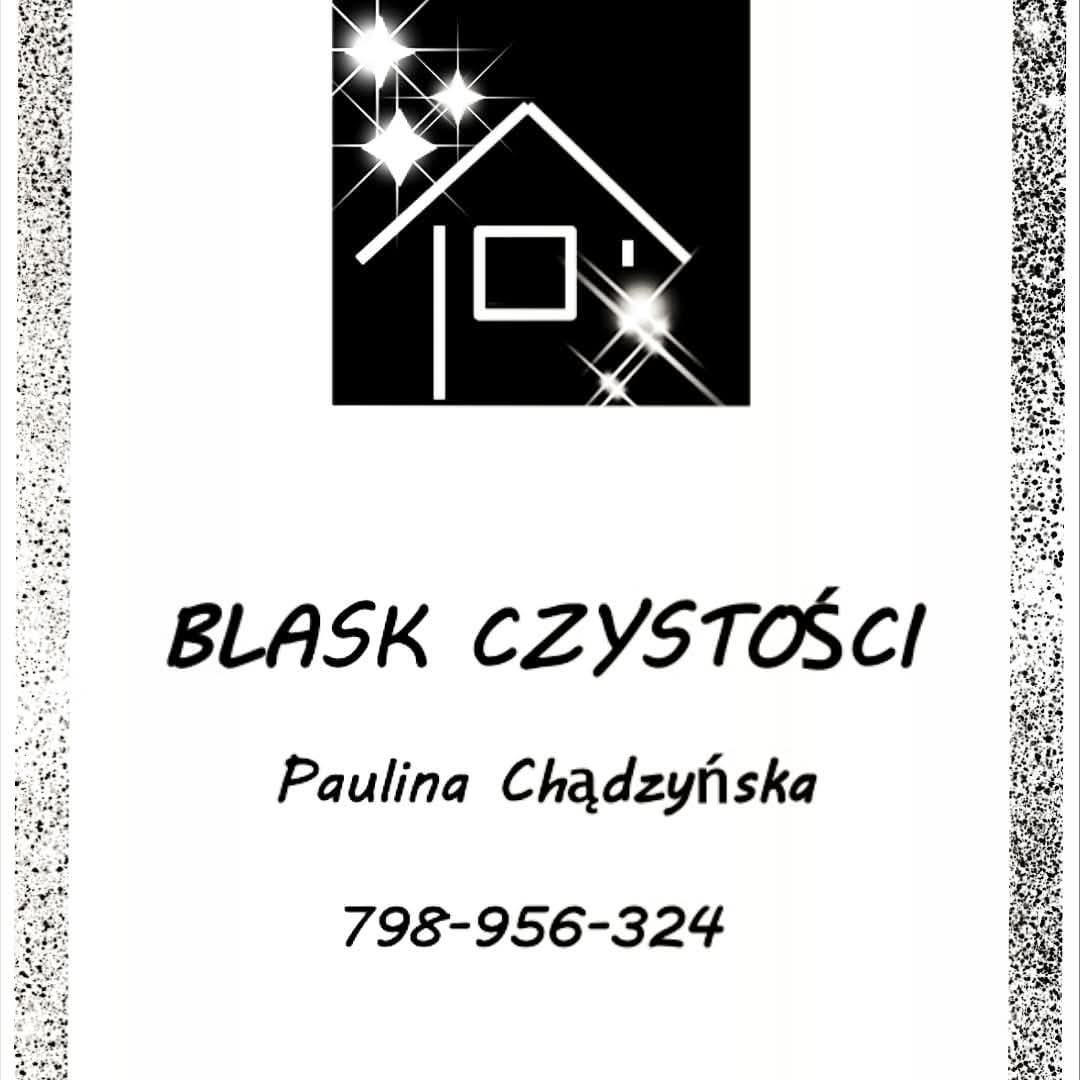 Logo firmy sprzątającej: czarny symbol domu z promieniami, nazwa 'BLASK CZYSTOŚCI' imię i nazwisko Paulina Chądzyńska oraz numer telefonu na białym tle z ozdobnymi bokami.