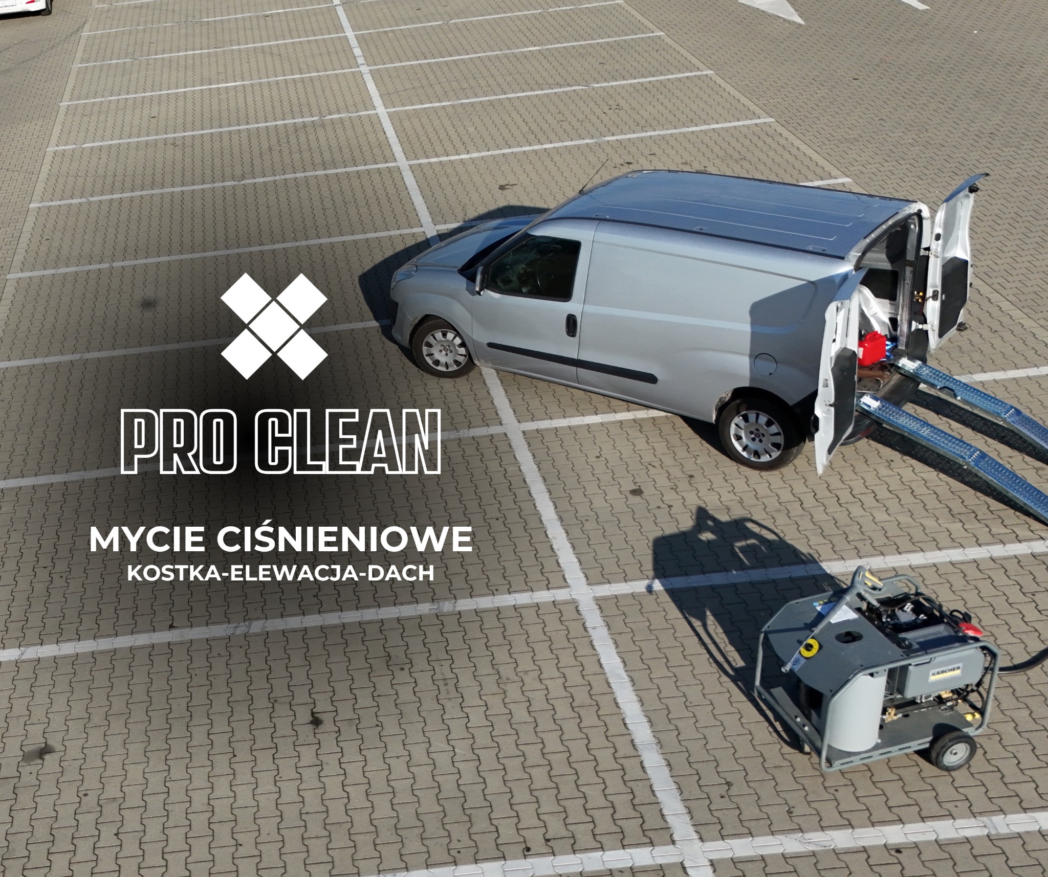 Widok z góry na samochód dostawczy z otwartymi drzwiami, rampami i myjką ciśnieniową Karcher na parkingu z kostki brukowej, logo firmy widoczne w lewym górnym rogu.