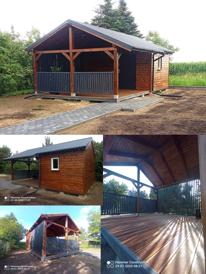 Drewniana altana z szarą balustradą i ciemnym dachem, widoczna z różnych perspektyw na kolażu. Uwagę zwraca drewniana podłoga i konstrukcja dachu.