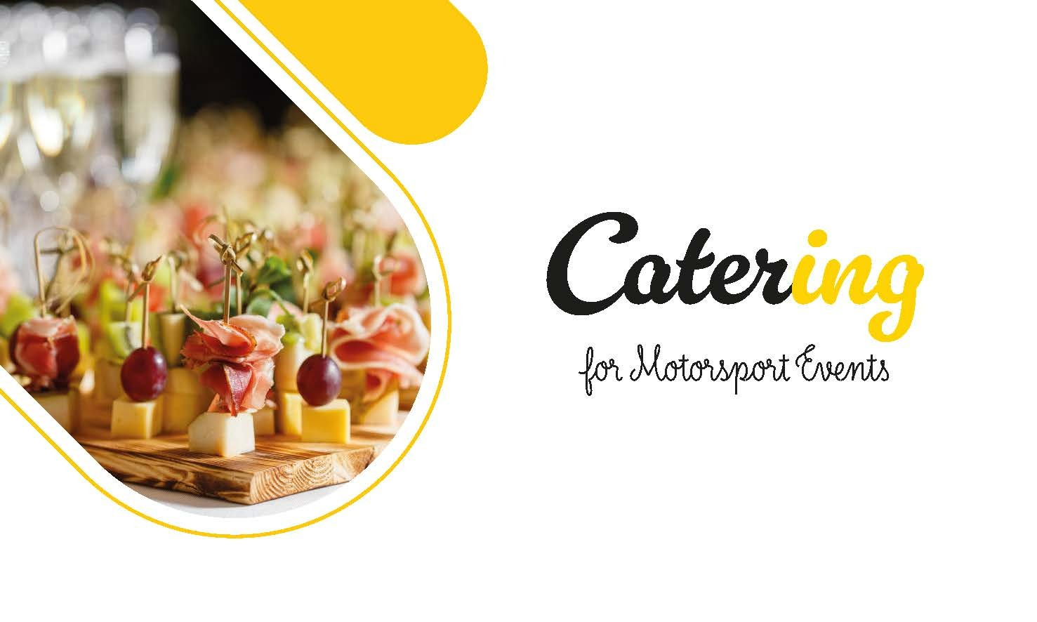 Eleganckie kanapeczki z szynką parmeńską, winogronami i serem na drewnianej desce, w tle kieliszki do szampana, logo 'Catering for Motorsport Events' po prawej stronie.