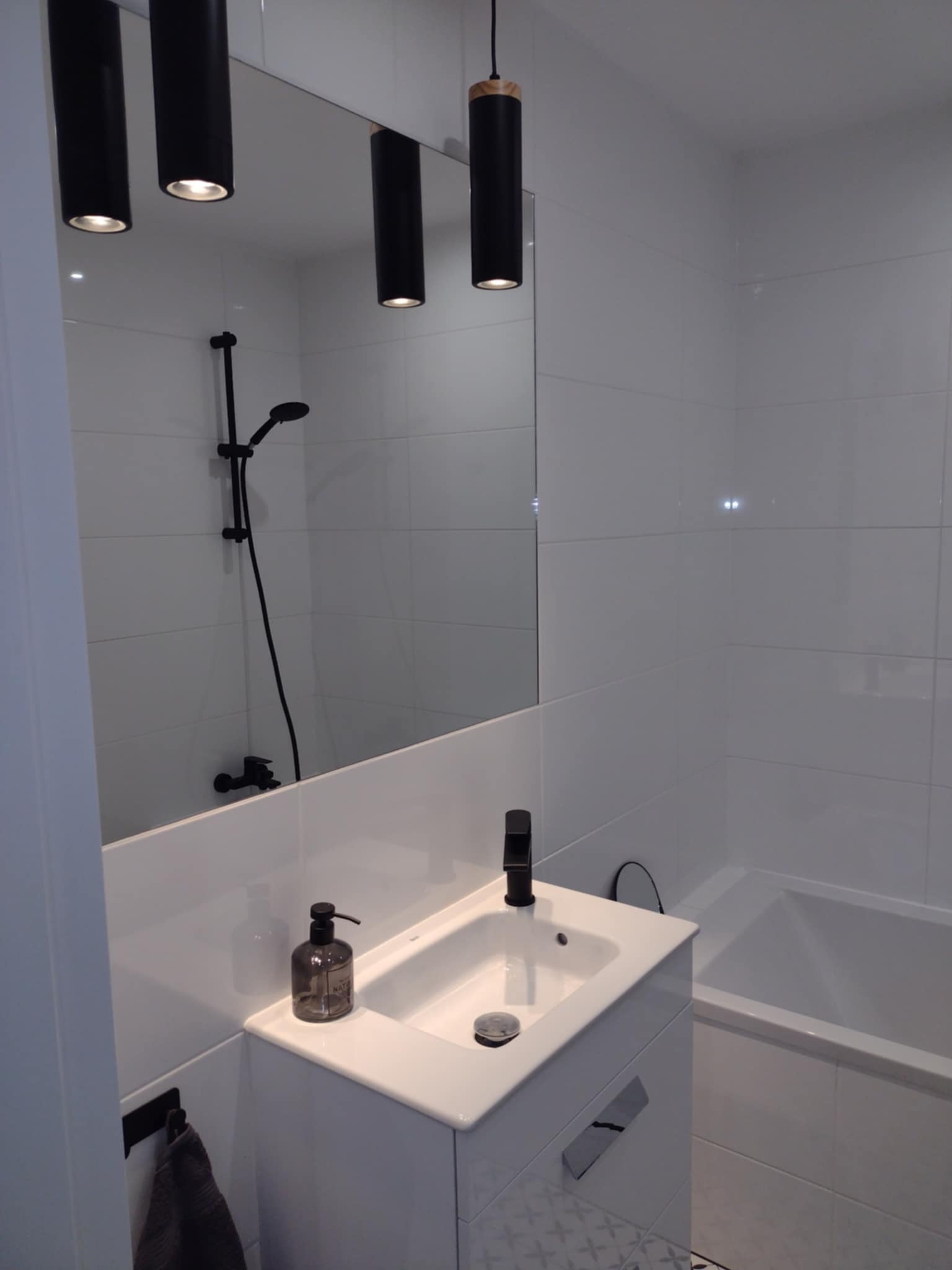 Montaż armatury sanitarnej, mebli, wklejenie lustra.