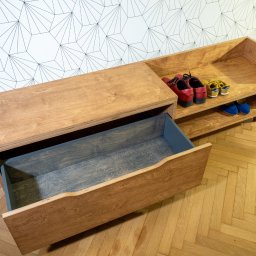 Szafka na buty z siedziskiem wykonana ze sklejki, wykończona bejcą olejną i olejowoskiem.