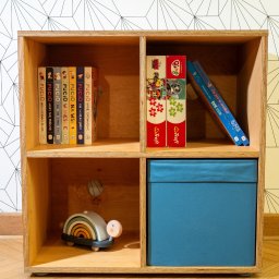 PRACOWNIA STOLARSKA MARCIN ŻEBROWSKI - Regał na pudełka wykonany ze sklejki.