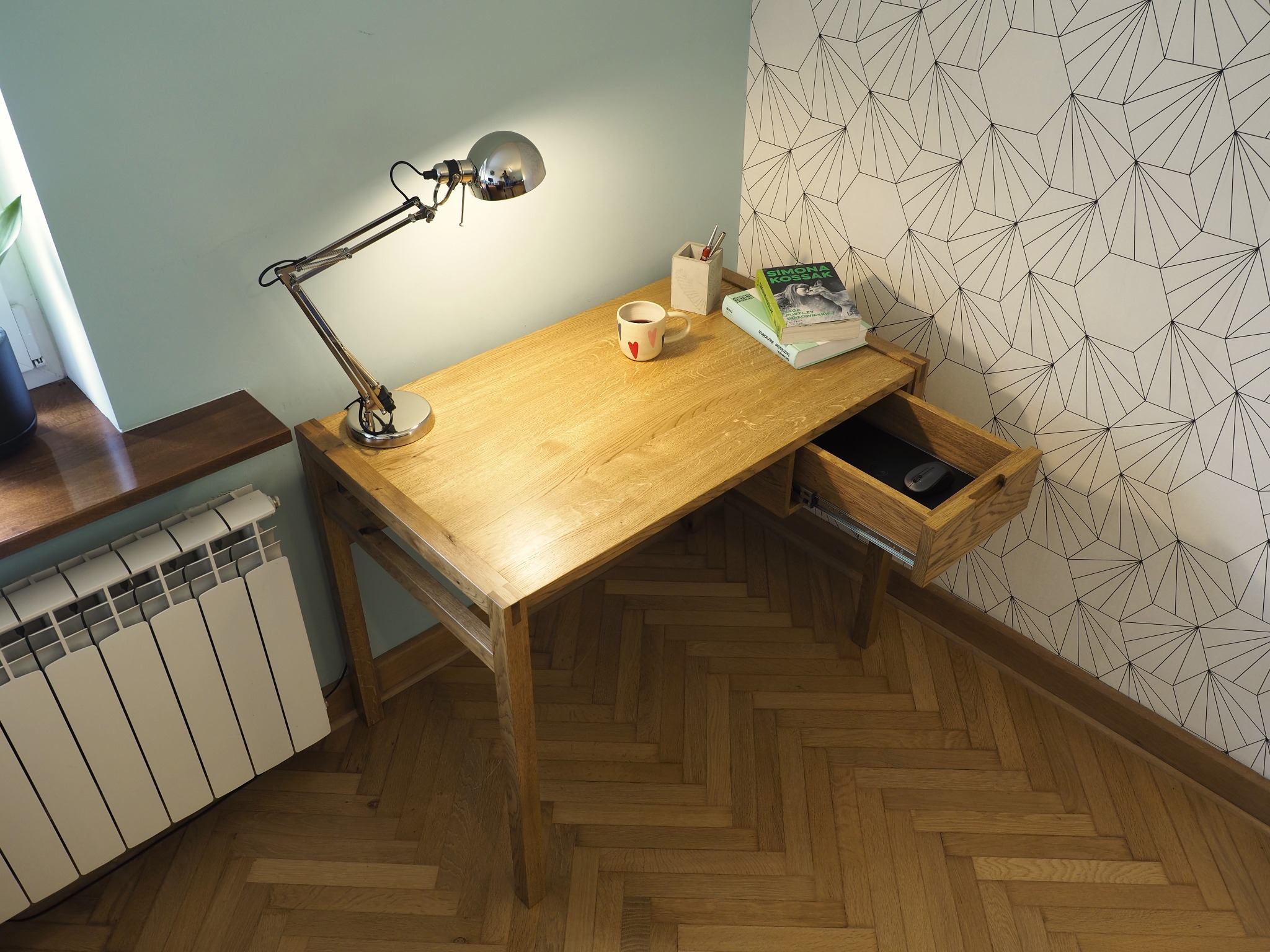 Biurko dębowe wykończone bejcą olejną i twardym woskiem olejnym.