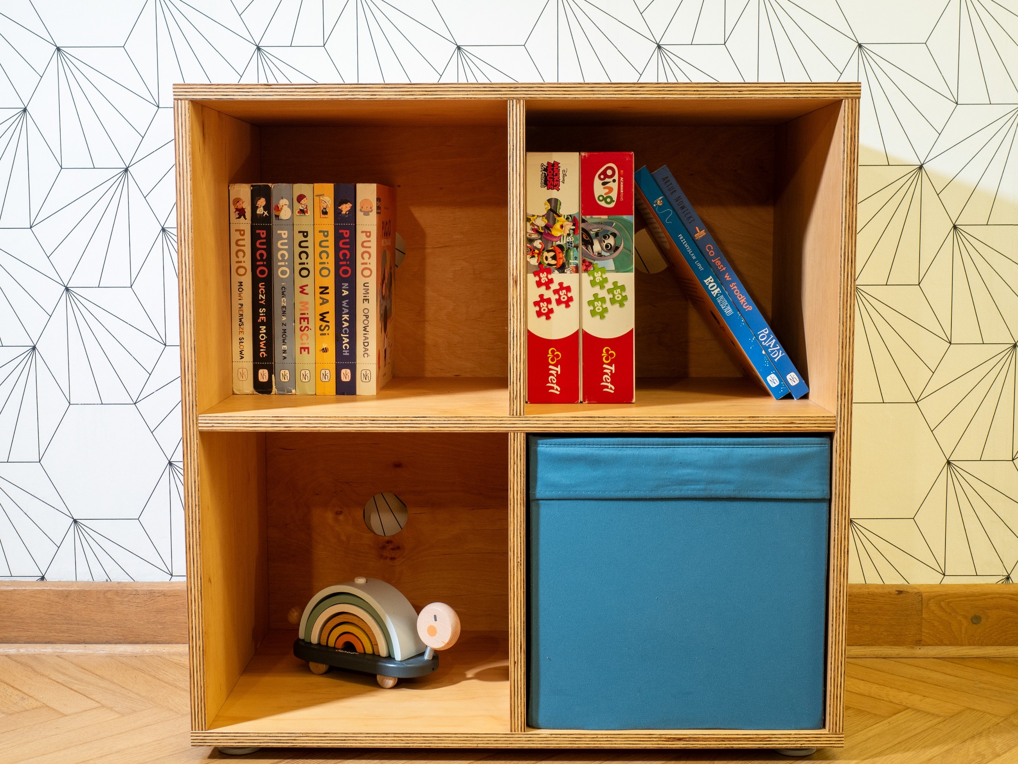 Regał na pudełka wykonany ze sklejki.