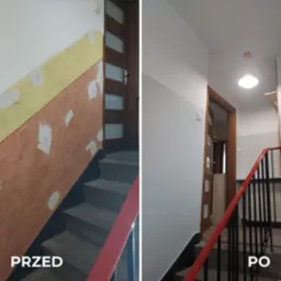 Klatka schodowa przed i po malowaniu: od starej, zniszczonej ściany do świeżo pomalowanej na szaro z białym pasem u góry, widok na schody i drzwi.