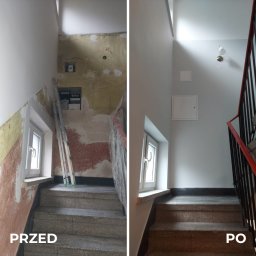 Budomex Sp. z o.o. - Klatka schodowa po remoncie: ściany pomalowane na szaro, nowa instalacja elektryczna, odnowione okno, widok z dołu. Porównanie 'przed' i 'po' renowacji.