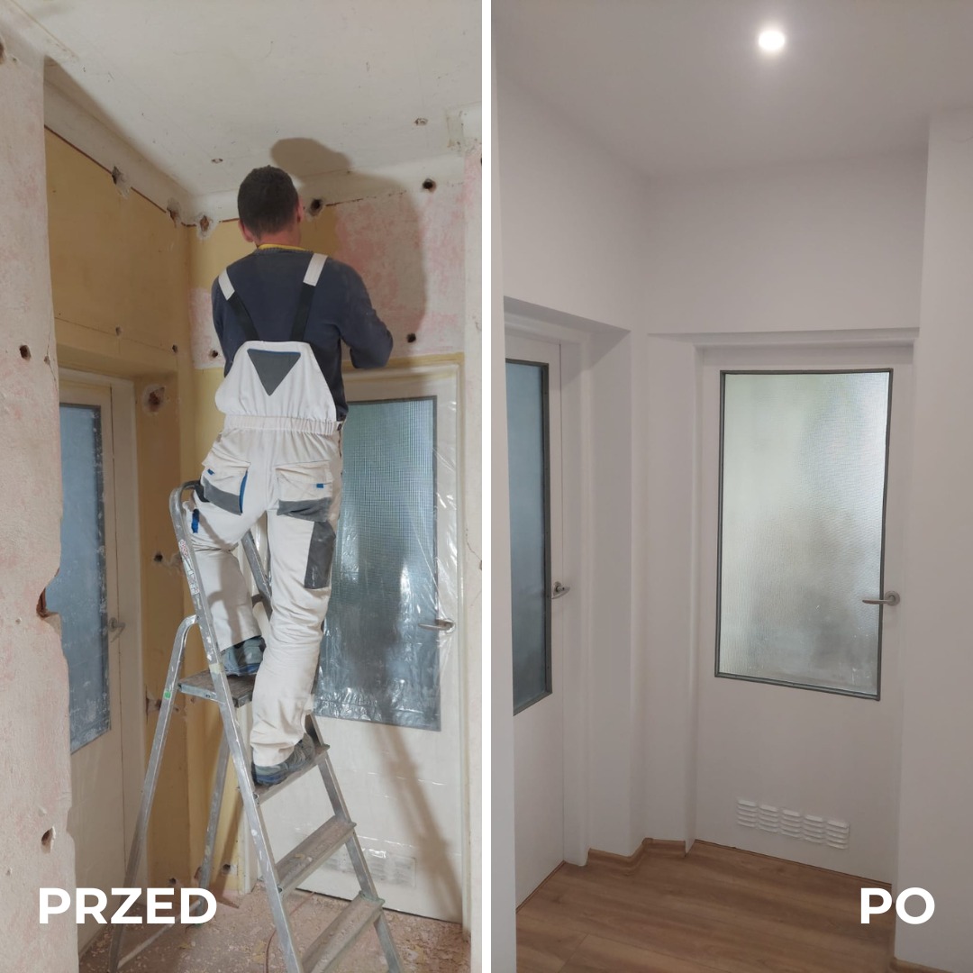 Remont pokoju: ściana przed szpachlowaniem i po malowaniu na biało. Widoczne drzwi z szybą. Na lewej części zdjęcia pracownik na drabinie.