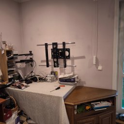 Montaż uchwytu i TV w salonie Klientki, wraz z utylizacją starego urządzenia.