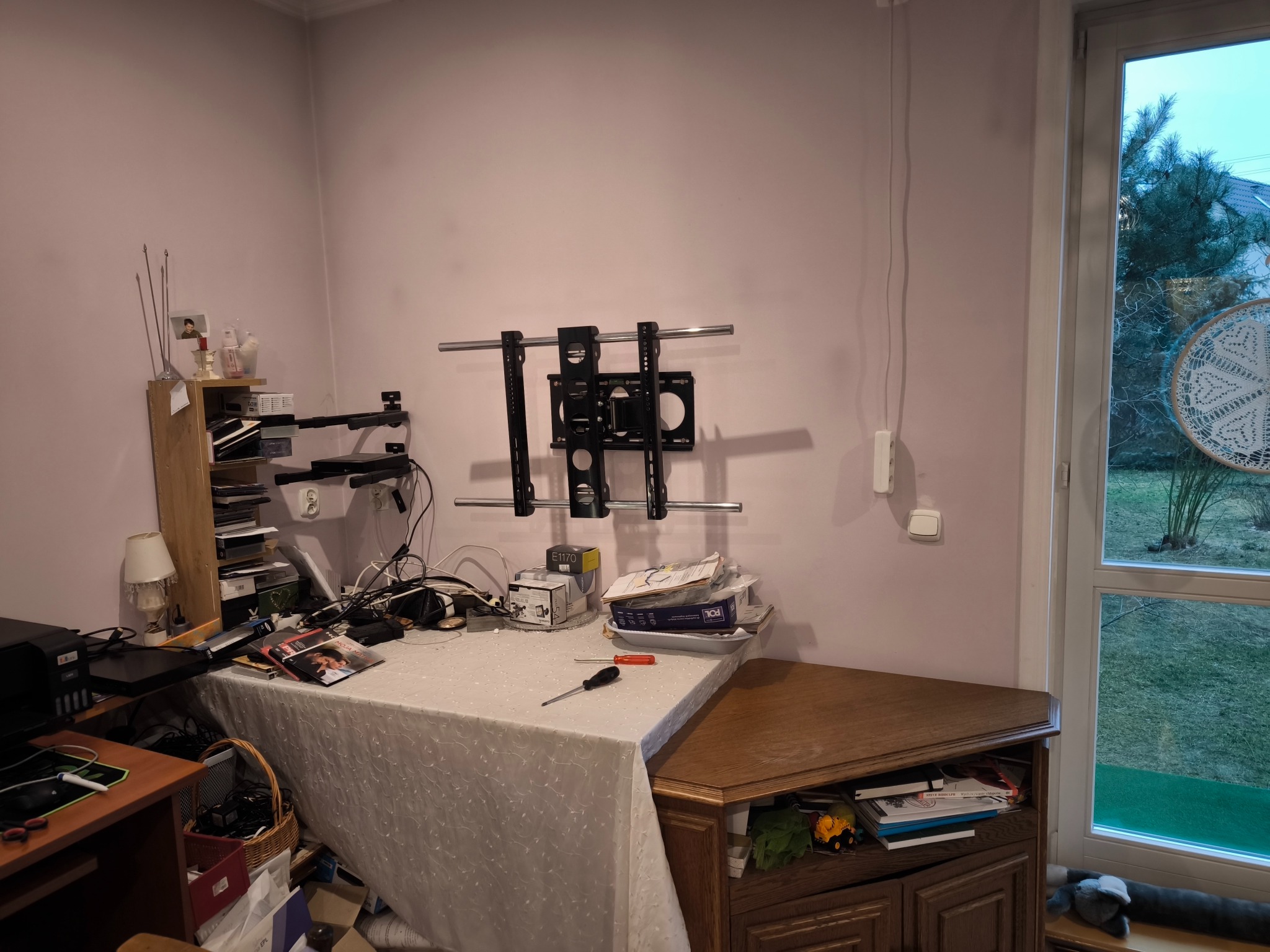 Montaż uchwytu i TV w salonie Klientki, wraz z utylizacją starego urządzenia.