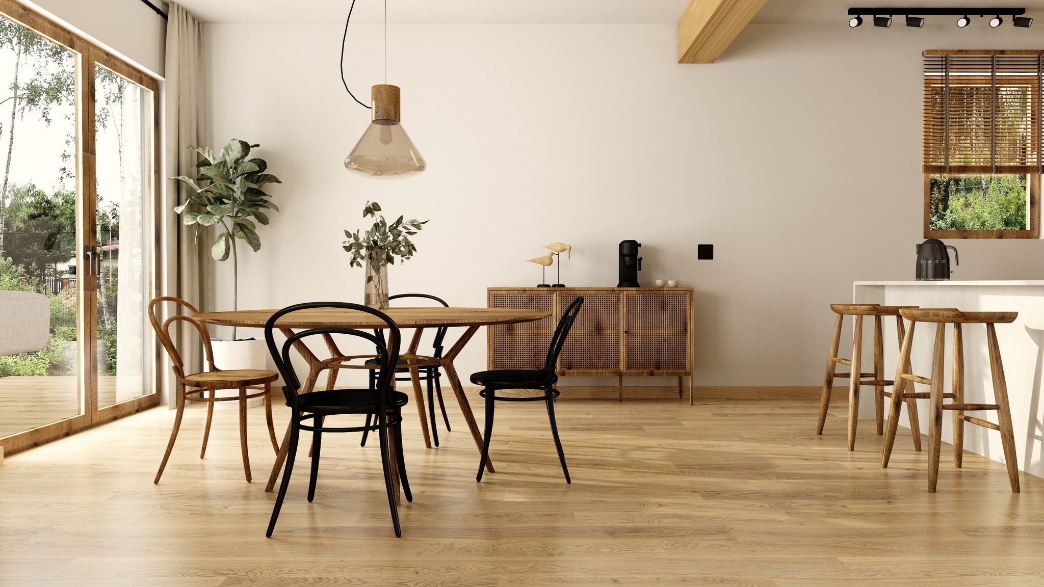 Jasne, przestronne wnętrze jadalni z okrągłym drewnianym stołem otoczonym krzesłami w kolorze czarnym i naturalnego drewna, rattanowa komoda z dekoracjami, drewniane blaty barowe i duże okno...