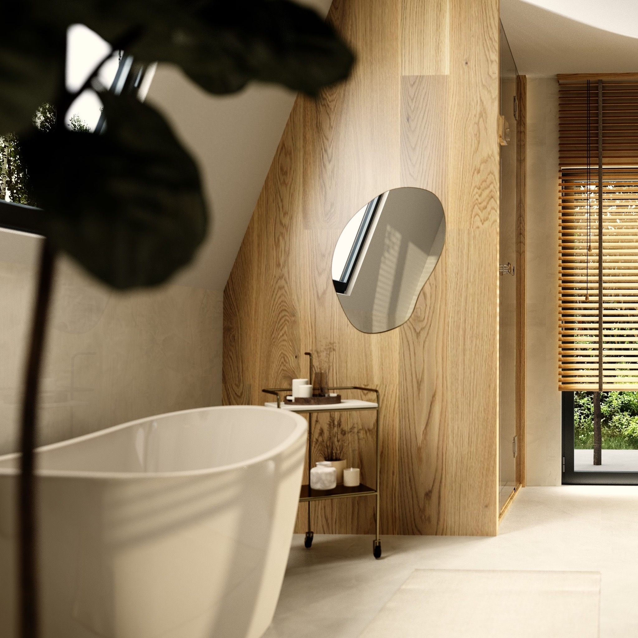 Nowoczesna łazienka na poddaszu z wolnostojącą wanną, drewnianą ścianą z asymetrycznym lustrem i przeszkloną kabiną prysznicową, widok na zieleń przez okno z drewnianymi żaluzjami.