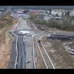 BUDMET - Widok z góry na budowę ronda w Policach, z widocznymi maszynami budowlanymi i pracownikami w odblaskowych ubraniach, w tle zabudowa miejska.