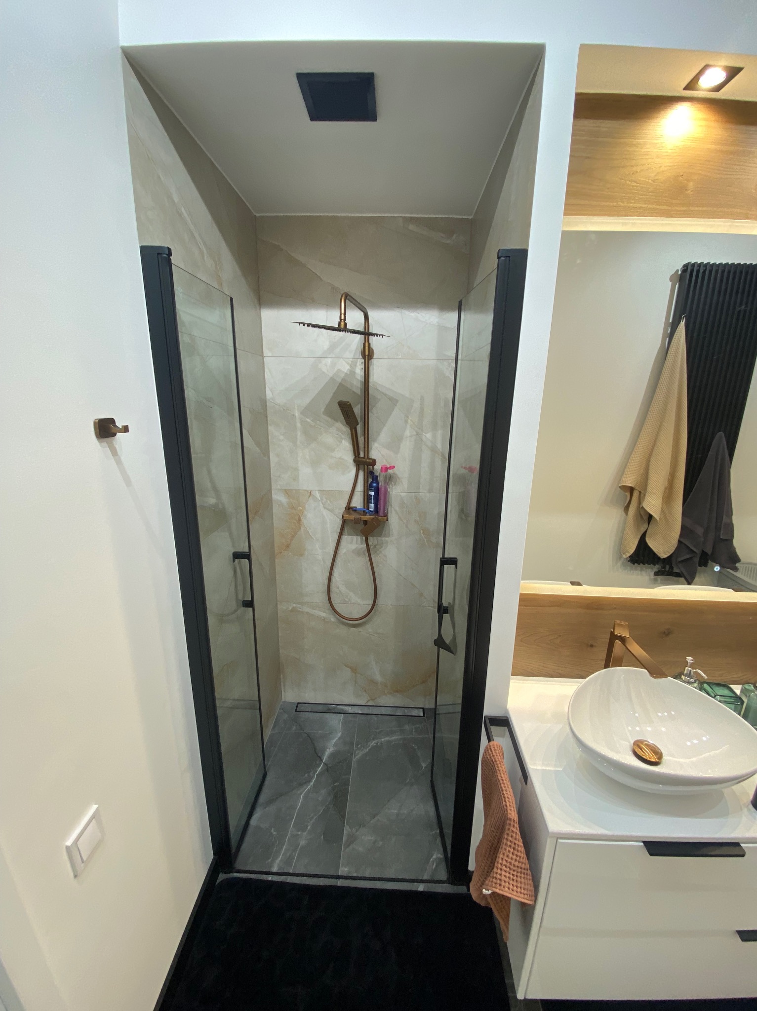 Remont łazienki: płytki, montaż armatury, prace instalacyjne.