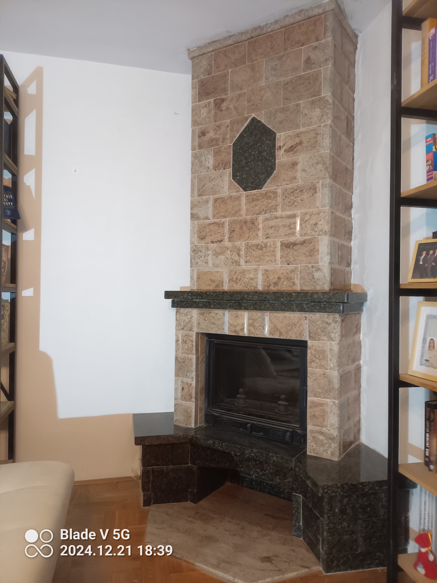 Kominek z kafli granitowych