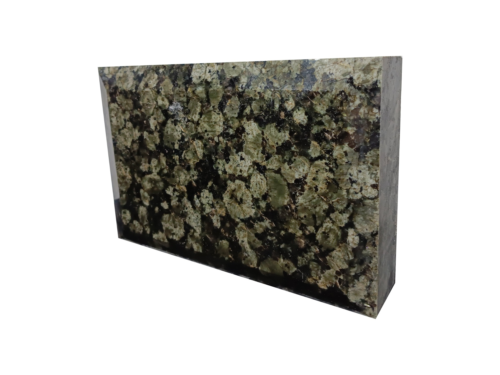 Przekrój blatu z konglomeratu o nieregularnym, ciemnozielonym wzorze z czarnymi akcentami, wykończony na wysoki połysk, ukazujący strukturę materiału.