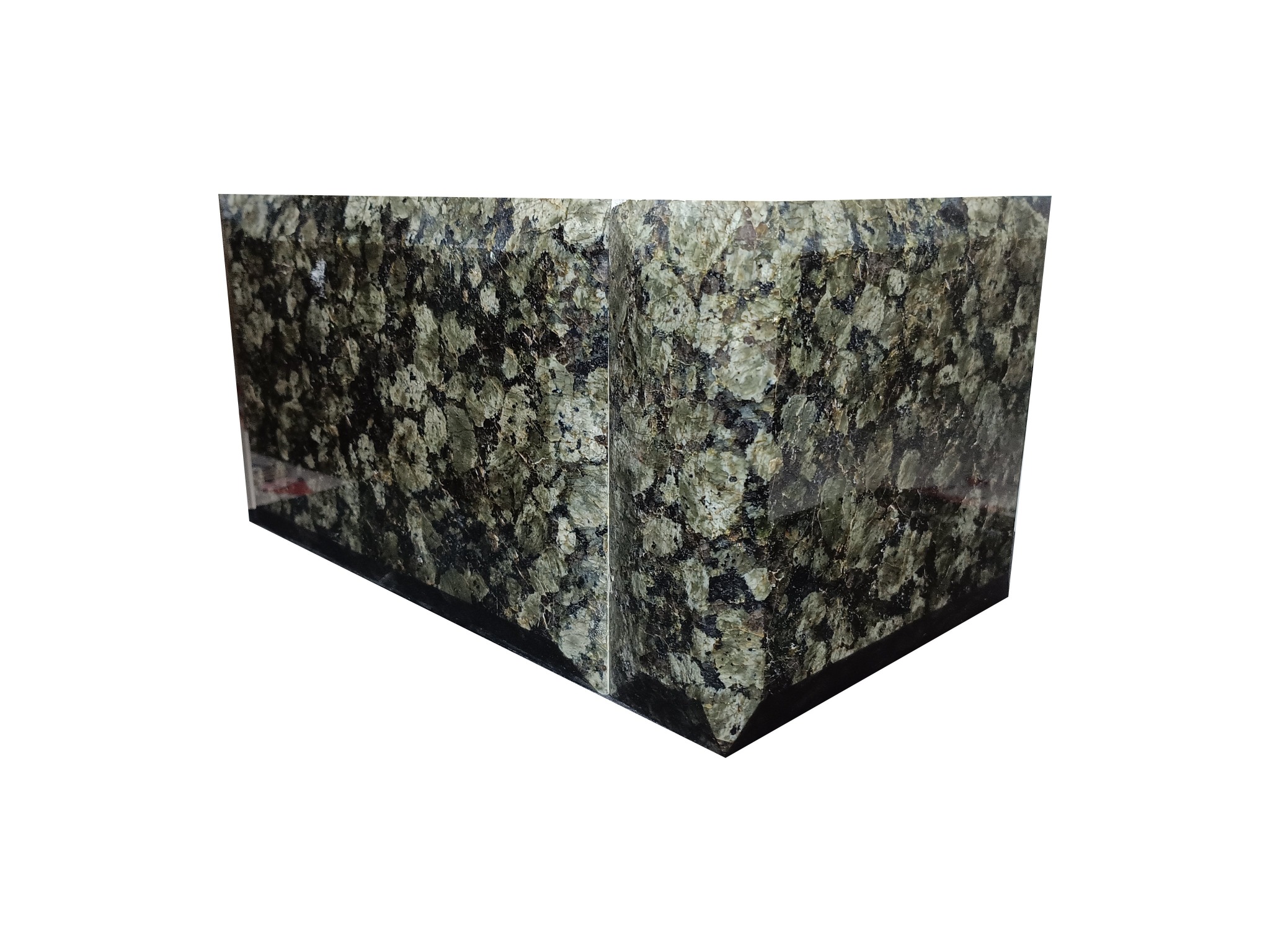 Narożny element wykończeniowy z ciemnozielonego konglomeratu z wyraźną strukturą, na białym tle.