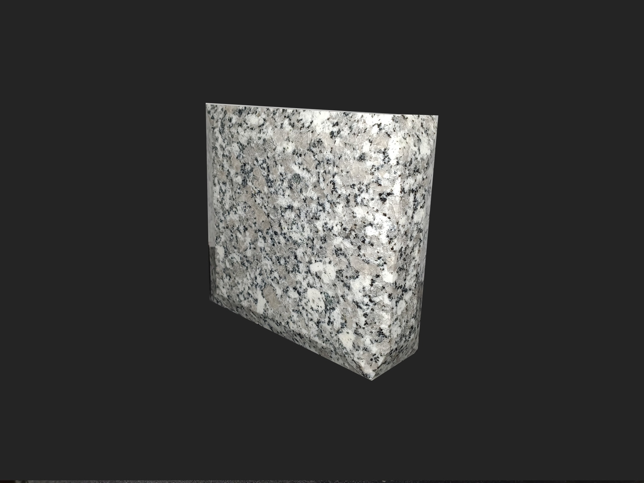 Przekrój próbki parapetu z konglomeratu o szarej, nakrapianej fakturze na ciemnym tle.