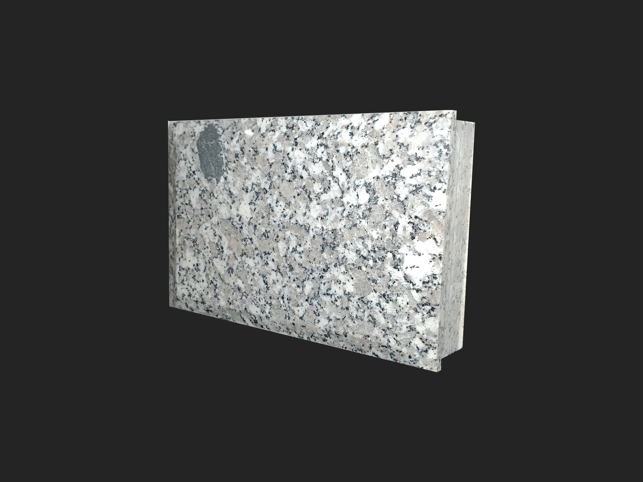 Przekrój blatu z szarego, nakrapianego konglomeratu kwarcowego z widoczną strukturą i krawędzią, na ciemnym tle.