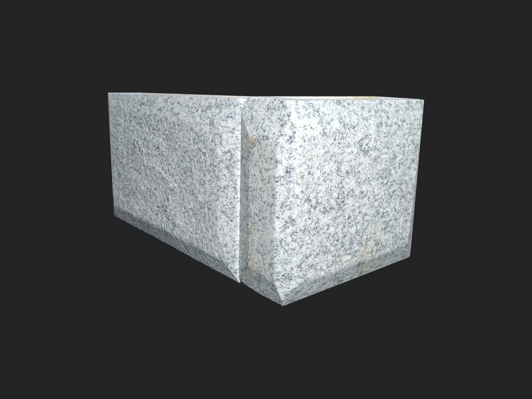 Szary, granitowy narożnik/element wykończeniowy, prawdopodobnie fragment schodów lub parapetu, z widoczną strukturą kamienia na jednolitym, ciemnym tle.