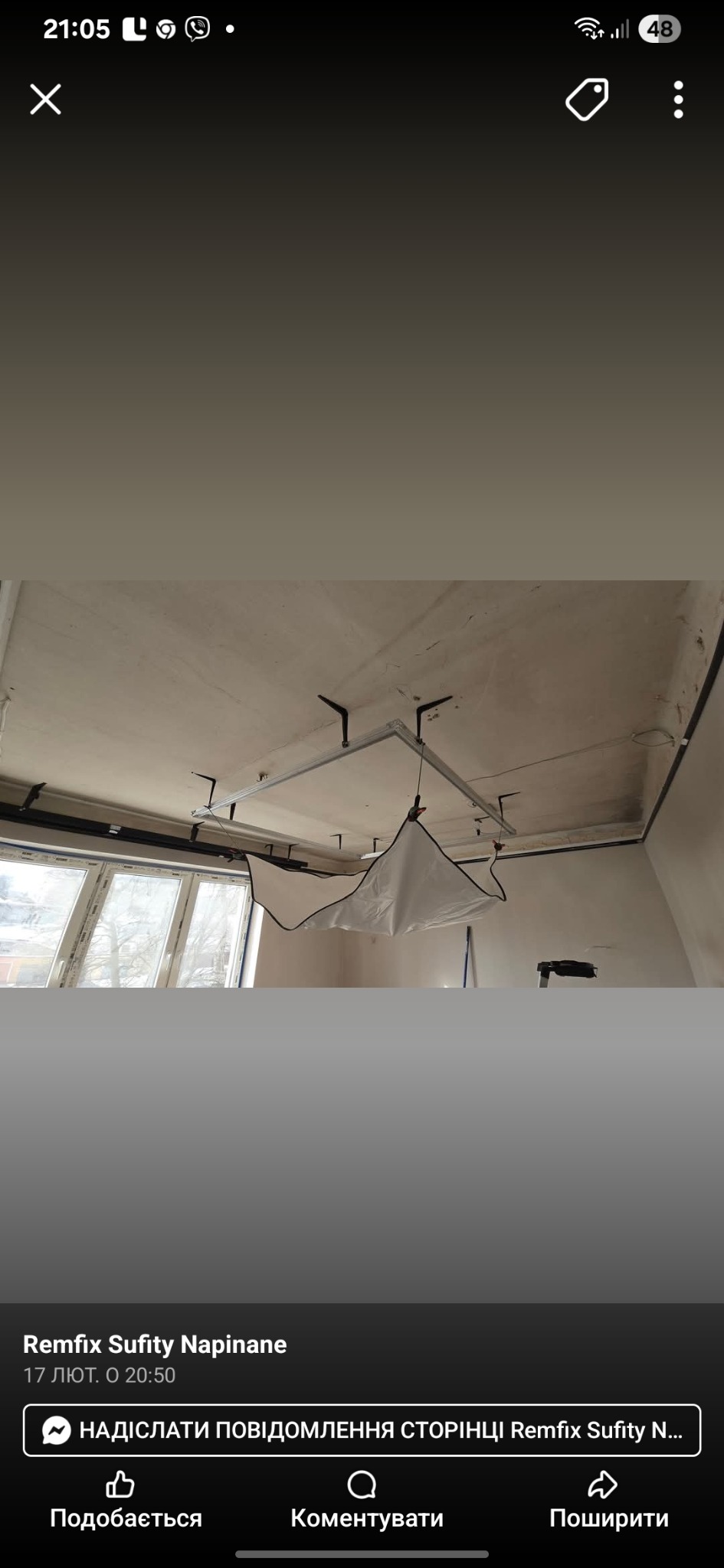 Montaż sufitu napinanego: metalowa konstrukcja podwieszona do sufitu, zabezpieczona folią. Widoczne okno i drabina. Przygotowanie do montażu sufitu.