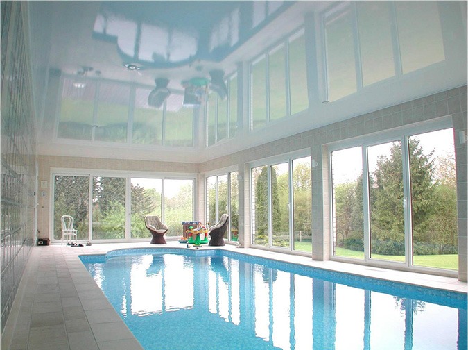 Sufit napinany nad bassenem