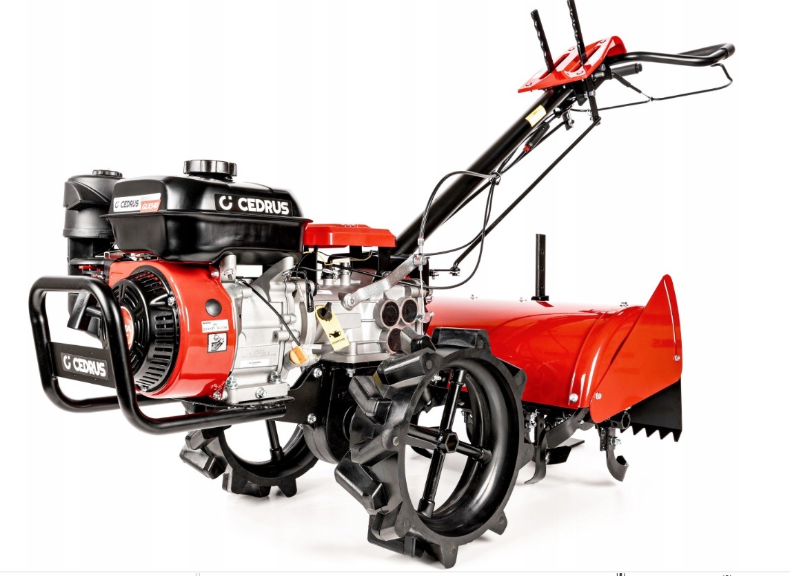 Czerwono-czarny glebogryzarkowy traktor Cedrus z silnikiem spalinowym, widok z boku na białym tle, prezentacja sprzętu ogrodniczego.