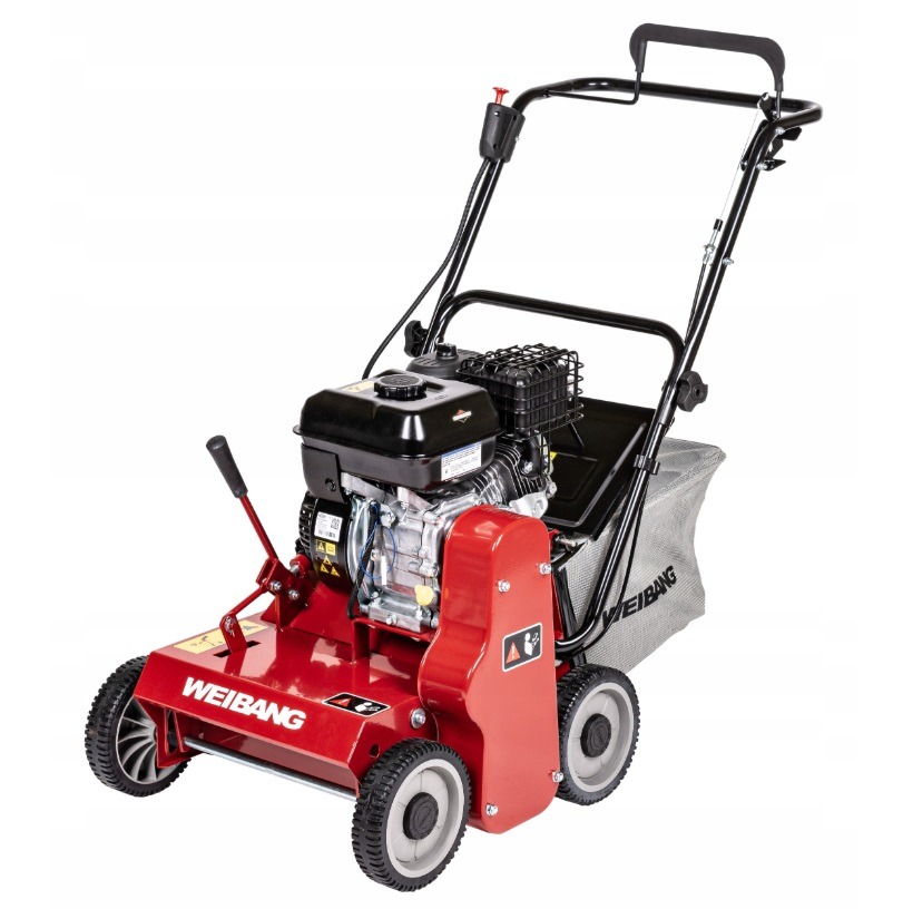 Aerator spalinowy Weibang w kolorze czerwonym z czarnym silnikiem i szarym koszem, widok z przodu na białym tle. Sprzęt do pielęgnacji trawnika.