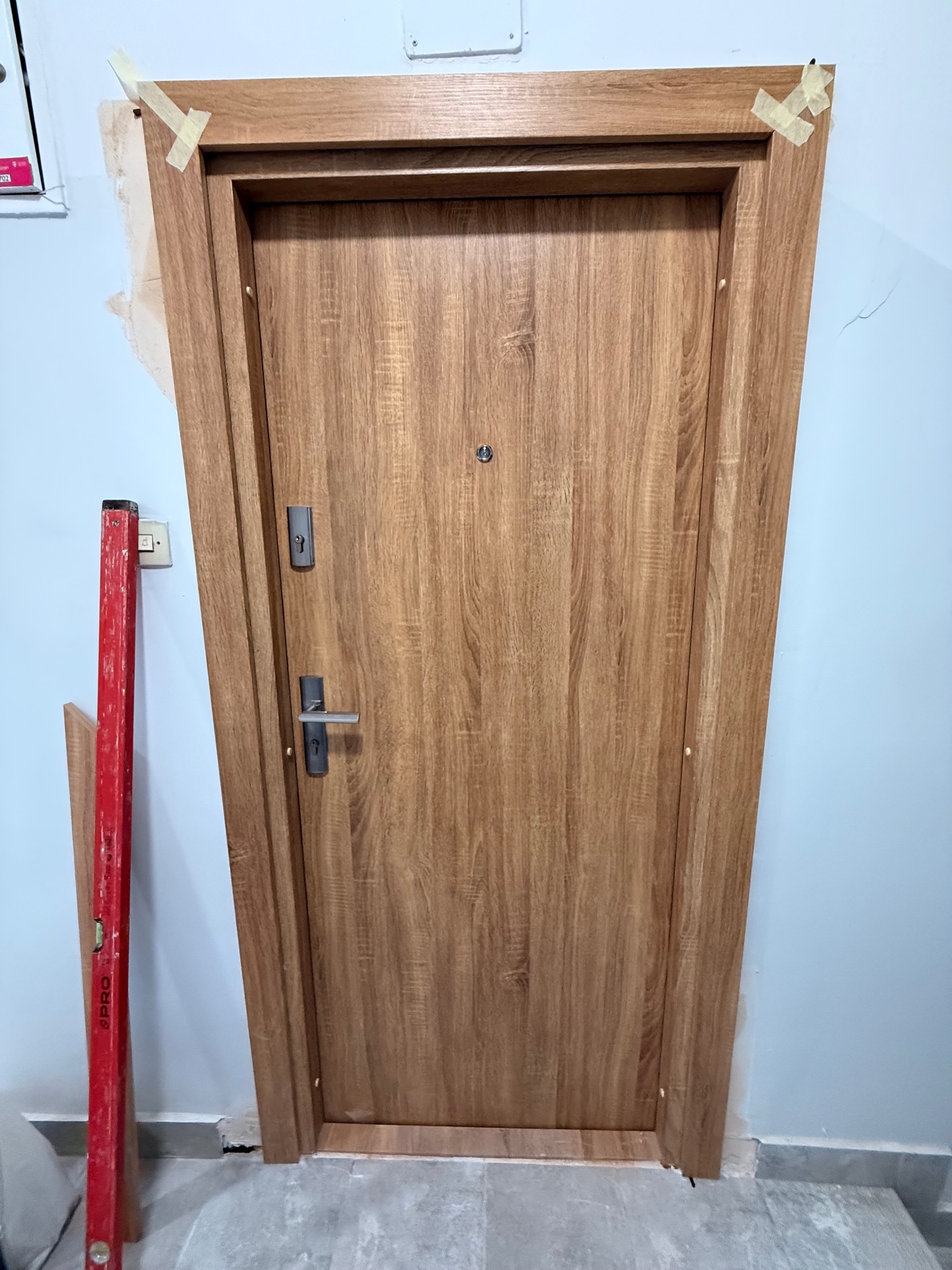 Demontaż Montaż drzwi wejściowych + listwa oklepunkowa