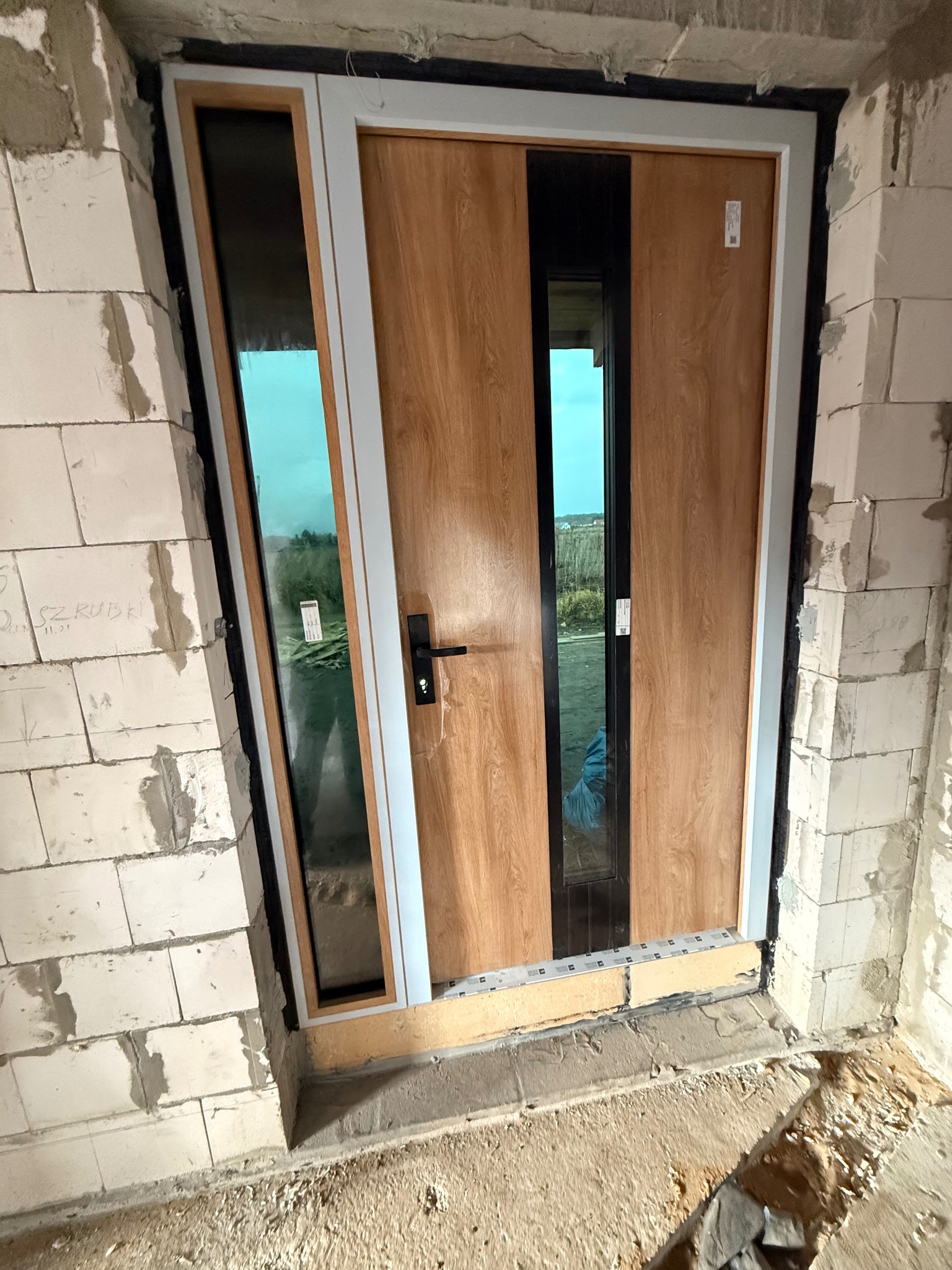 Montaż na gotowy otwór drzwi wejściowe z doświetleniem