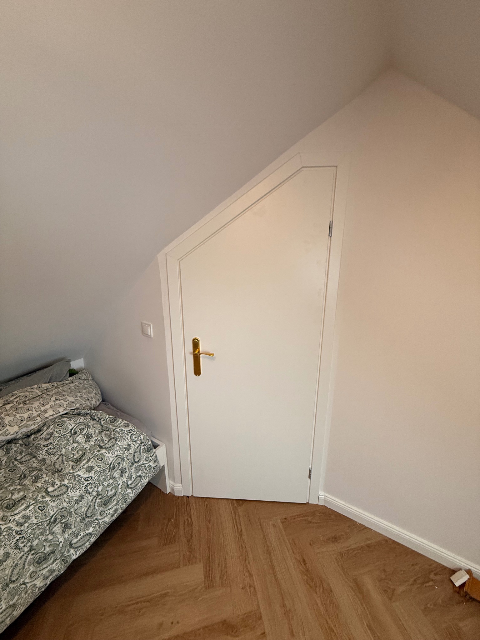 Montaż drzwi skośnych