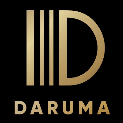 Złote logo firmy DARUMA na czarnym tle, litera D stylizowana z trzema pionowymi paskami.