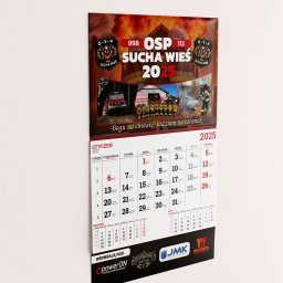 Mikołaj Stępień - Kalendarz ścienny na rok 2025 z motywem Ochotniczej Straży Pożarnej Suchedniów, prezentujący zdjęcia strażaków, wozów strażackich i akcji ratowniczych, wspierany przez logotypy sponsorów na dole.
