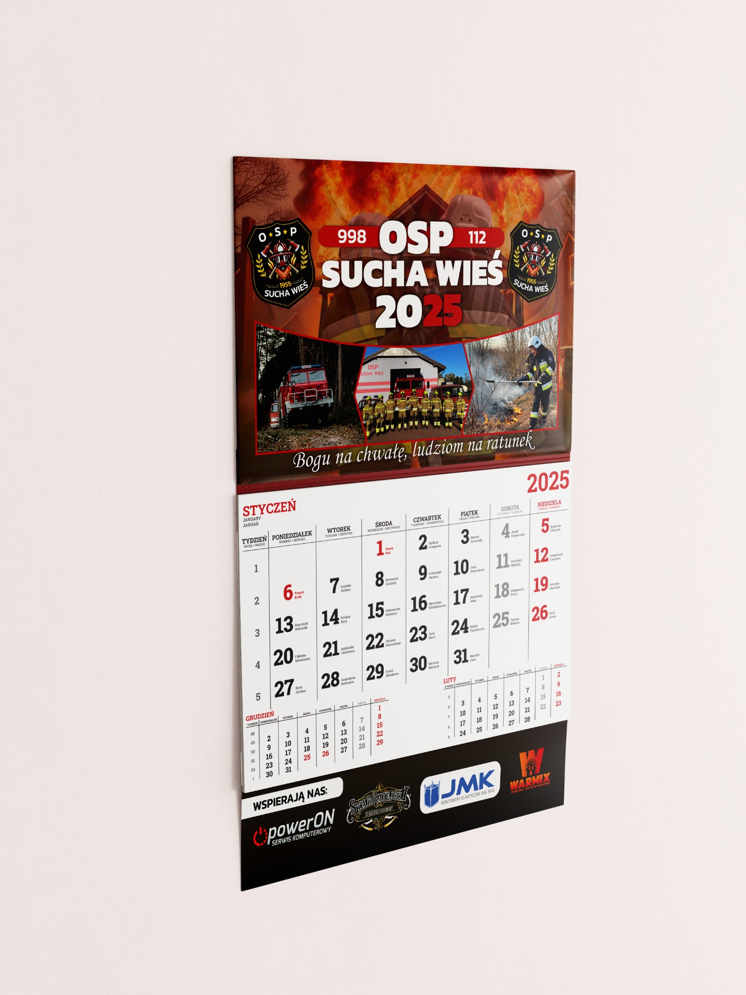 Kalendarz ścienny na rok 2025 z motywem Ochotniczej Straży Pożarnej Suchedniów, prezentujący zdjęcia strażaków, wozów strażackich i akcji ratowniczych, wspierany przez logotypy sponsorów na dole.