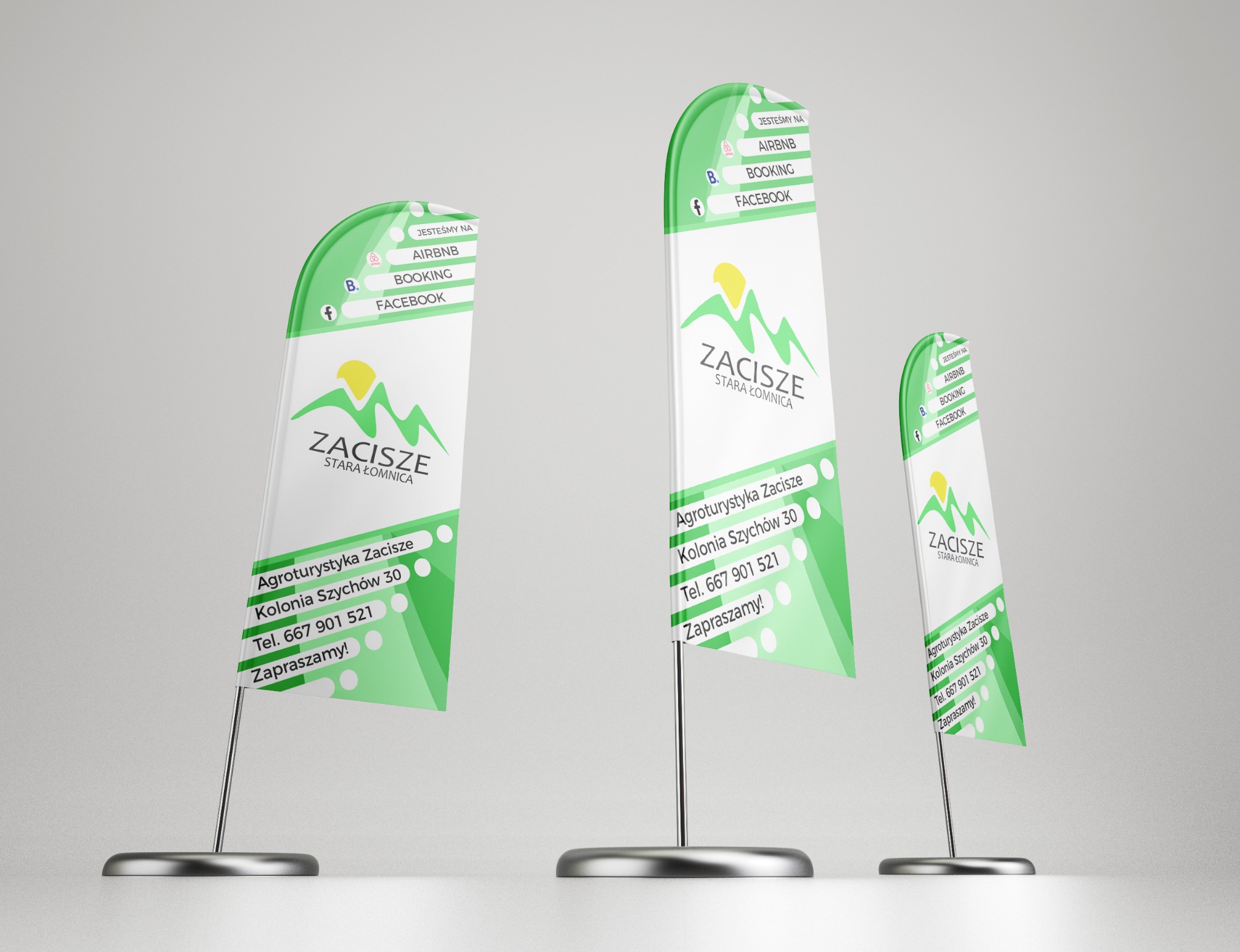 Trzy beachflagi reklamowe z logo i danymi kontaktowymi agroturystyki Zacisze, prezentujące ofertę na Airbnb, Booking i Facebook, ustawione na szarym tle.