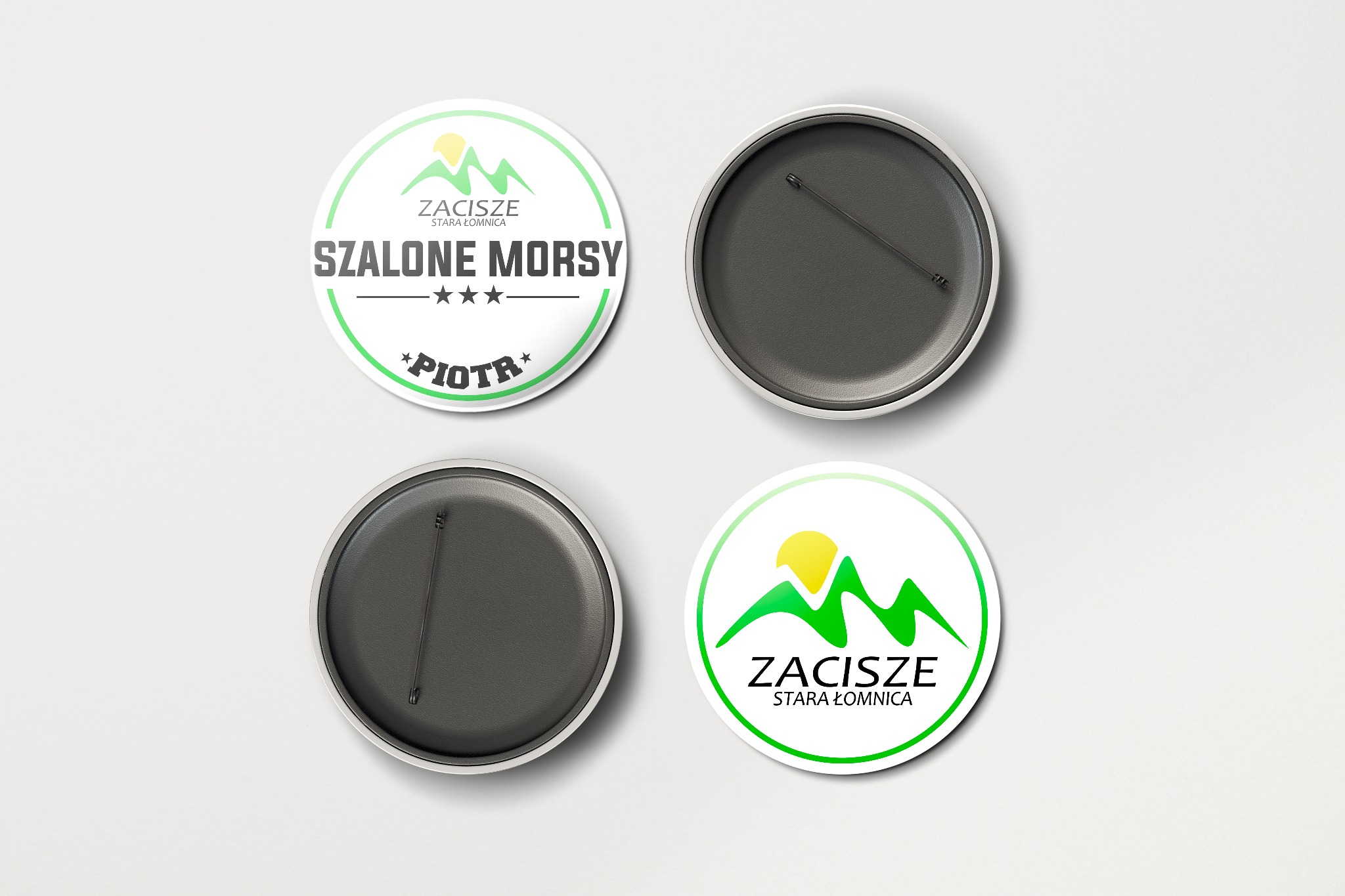 Cztery okrągłe przypinki, dwie z przodu z logo 'Zacisze Stara Łomnica' i napisem 'Szalone Morsy Piotr', dwie odwrócone tyłem, na białym tle.