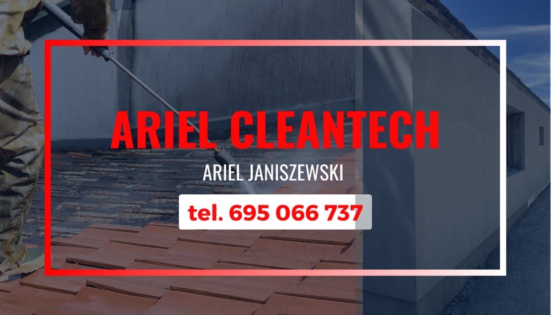 Czyszczenie dachu z czerwonej dachówki przy użyciu myjki ciśnieniowej, widoczny fragment elewacji budynku, nałożony napis ARIEL CLEANTECH z numerem telefonu.