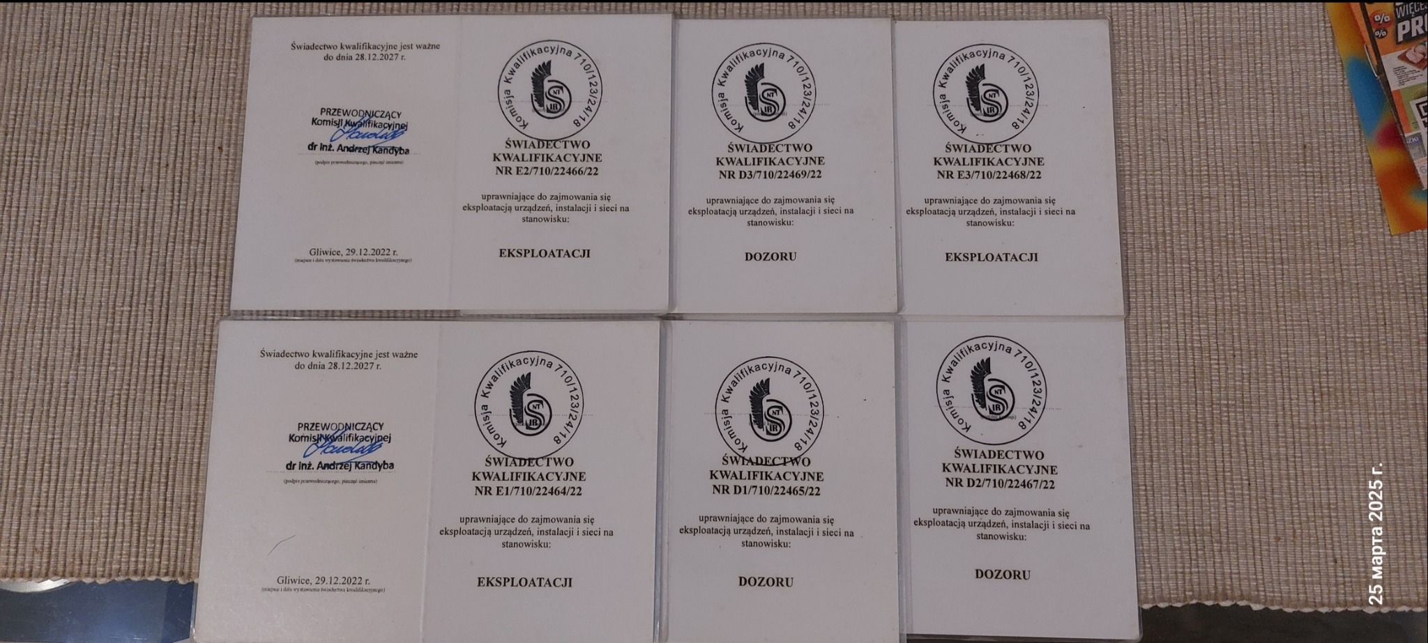 Zestaw ośmiu certyfikatów kwalifikacyjnych uprawniających do zajmowania się eksploatacją urządzeń, instalacji i sieci na stanowisku dozoru i eksploatacji, wydanych w Gliwicach, ważnych do 28.12.2027.