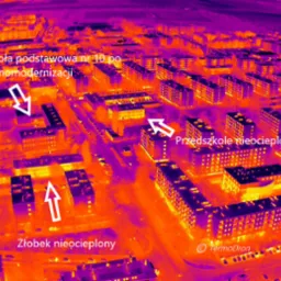 Termowizyjne zdjęcie lotnicze osiedla w Poznaniu, z zaznaczonymi budynkami szkoły, przedszkola i żłobka, oznaczonymi strzałkami i opisami informującymi o stanie ich termoizolacji.