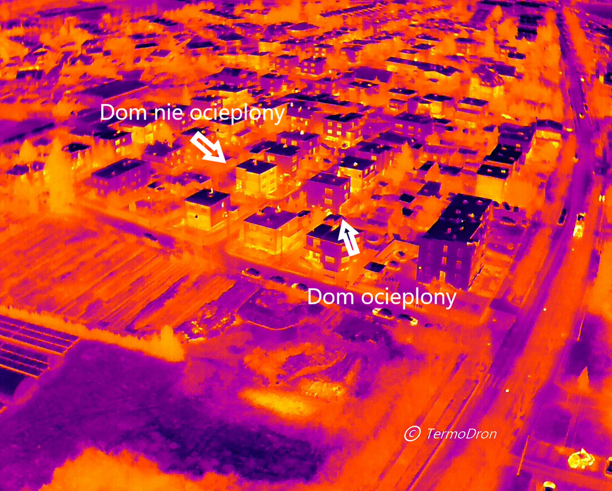 Termowizyjne zdjęcie lotnicze osiedla domów jednorodzinnych, z zaznaczeniem domów o różnym stopniu izolacji termicznej, gdzie domy nieocieplone są jaśniejsze (cieplejsze), a ocieplone ciemniejsze...