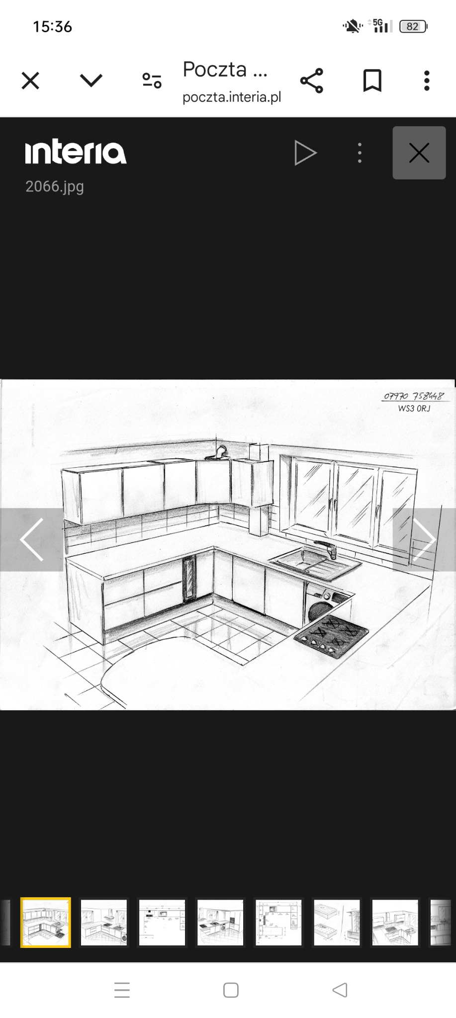 Szkic projektu kuchni w kształcie litery L z oknem, widok z góry, uwzględniający szafki górne i dolne, z wbudowaną lodówką na wino oraz płytą grzewczą.