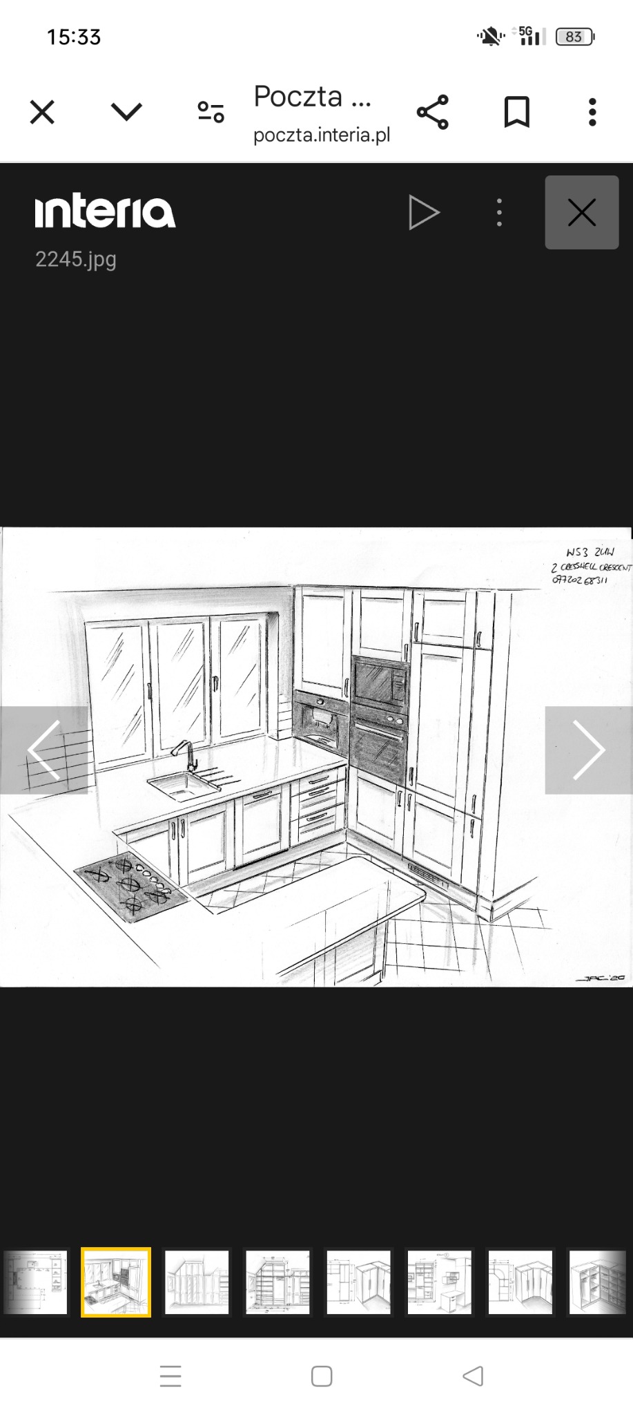 Szkic ołówkiem projektu kuchni z wyspą, widoczne okno, zlew, płyta grzewcza, zabudowa piekarnika i szafki, perspektywa z góry.