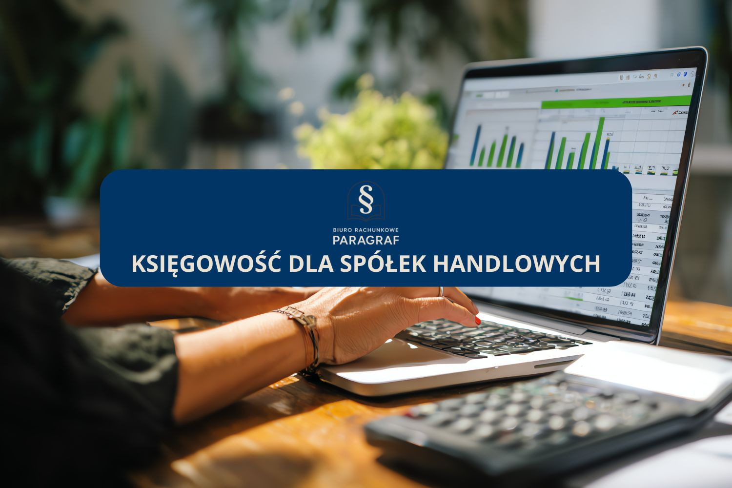 Kobieta pracuje na laptopie z widocznymi wykresami, obok kalkulator. Reklama biura rachunkowego 'Paragraf' oferującego księgowość dla spółek handlowych.