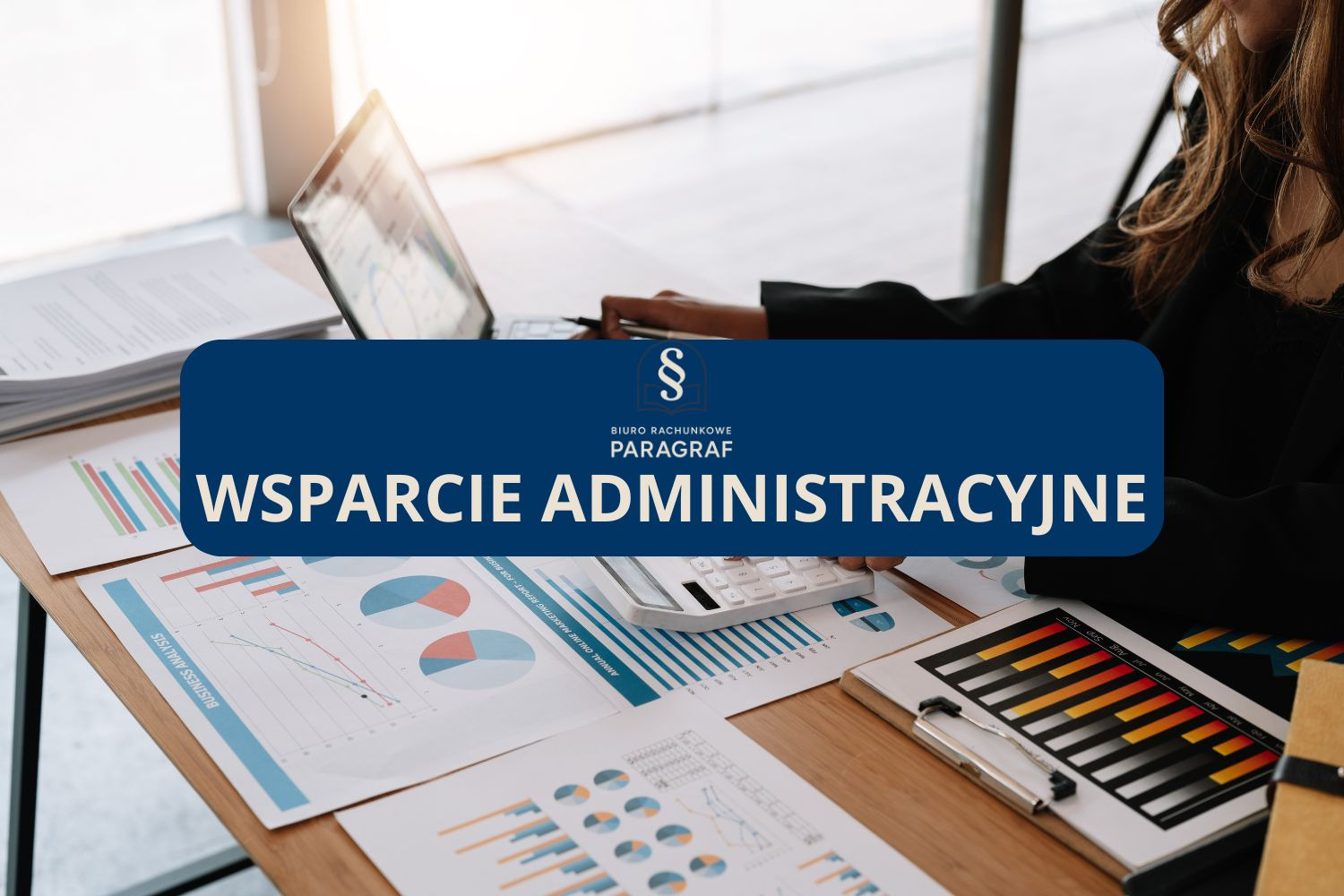 Kobieta pracuje na laptopie nad analizą biznesową. Na biurku kalkulator, dokumenty z wykresami. Logo firmy 'Paragraf' oferującej wsparcie administracyjne.