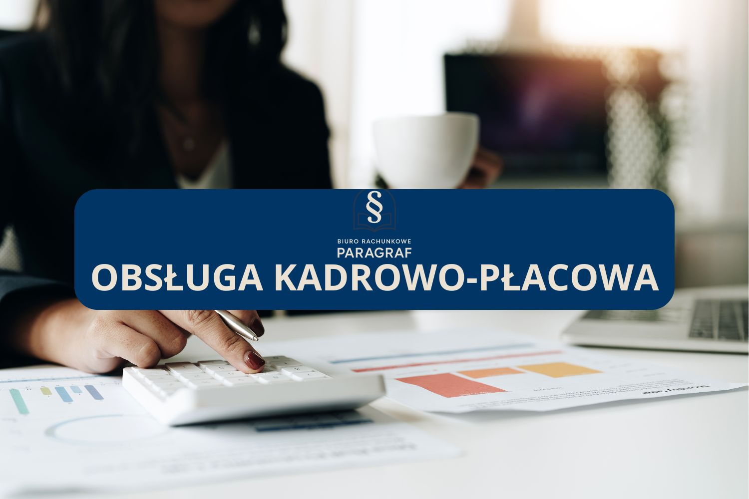 Kobieta w garniturze używa kalkulatora nad arkuszem kalkulacyjnym. W tle logo biura rachunkowego 'Paragraf' i napis 'Obsługa kadrowo-płacowa'.