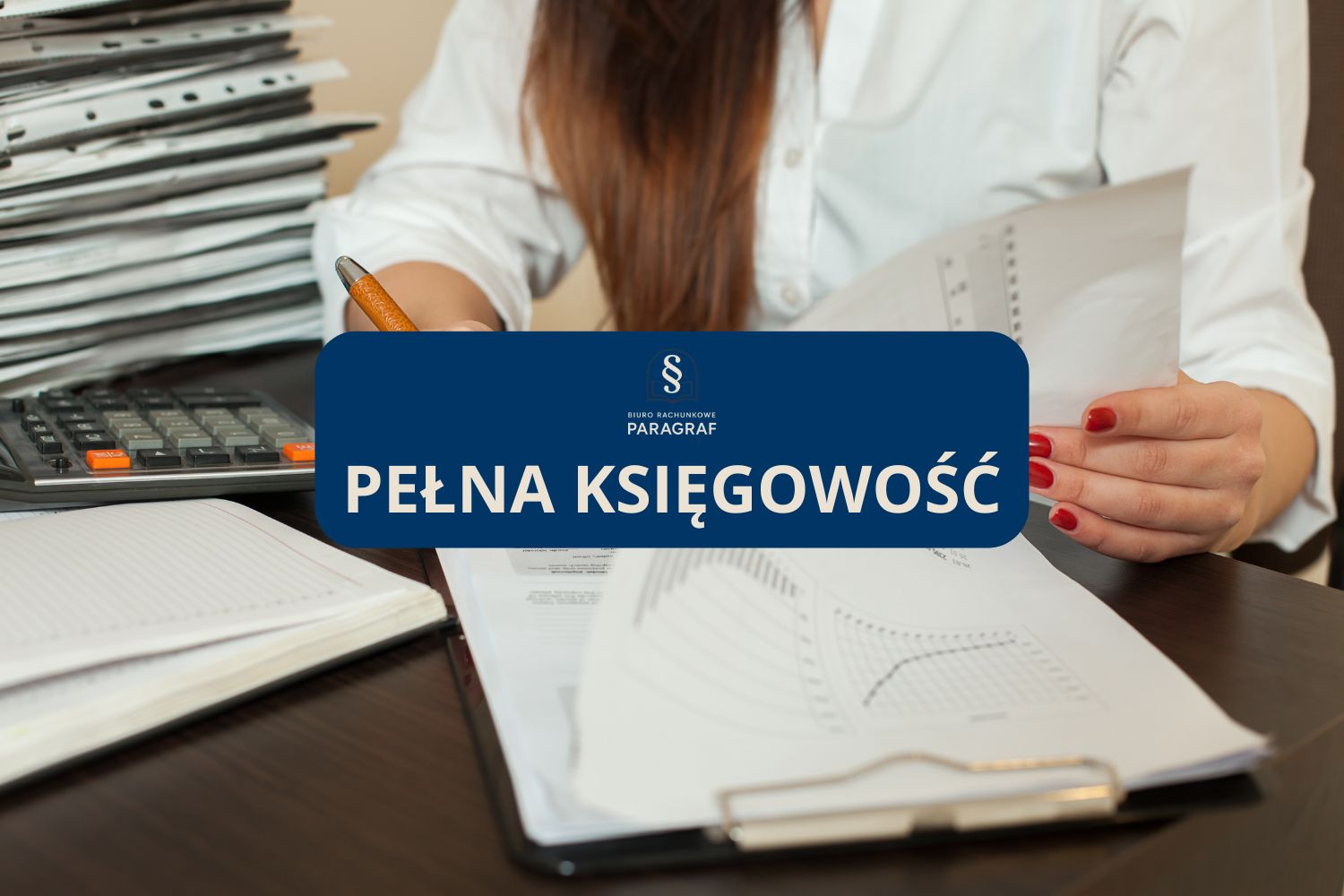 Kobieta w białej koszuli analizuje wykresy na biurku z kalkulatorem i stosem dokumentów. Na pierwszym planie logo 'Pełna Księgowość Biuro Rachunkowe Paragraf'.