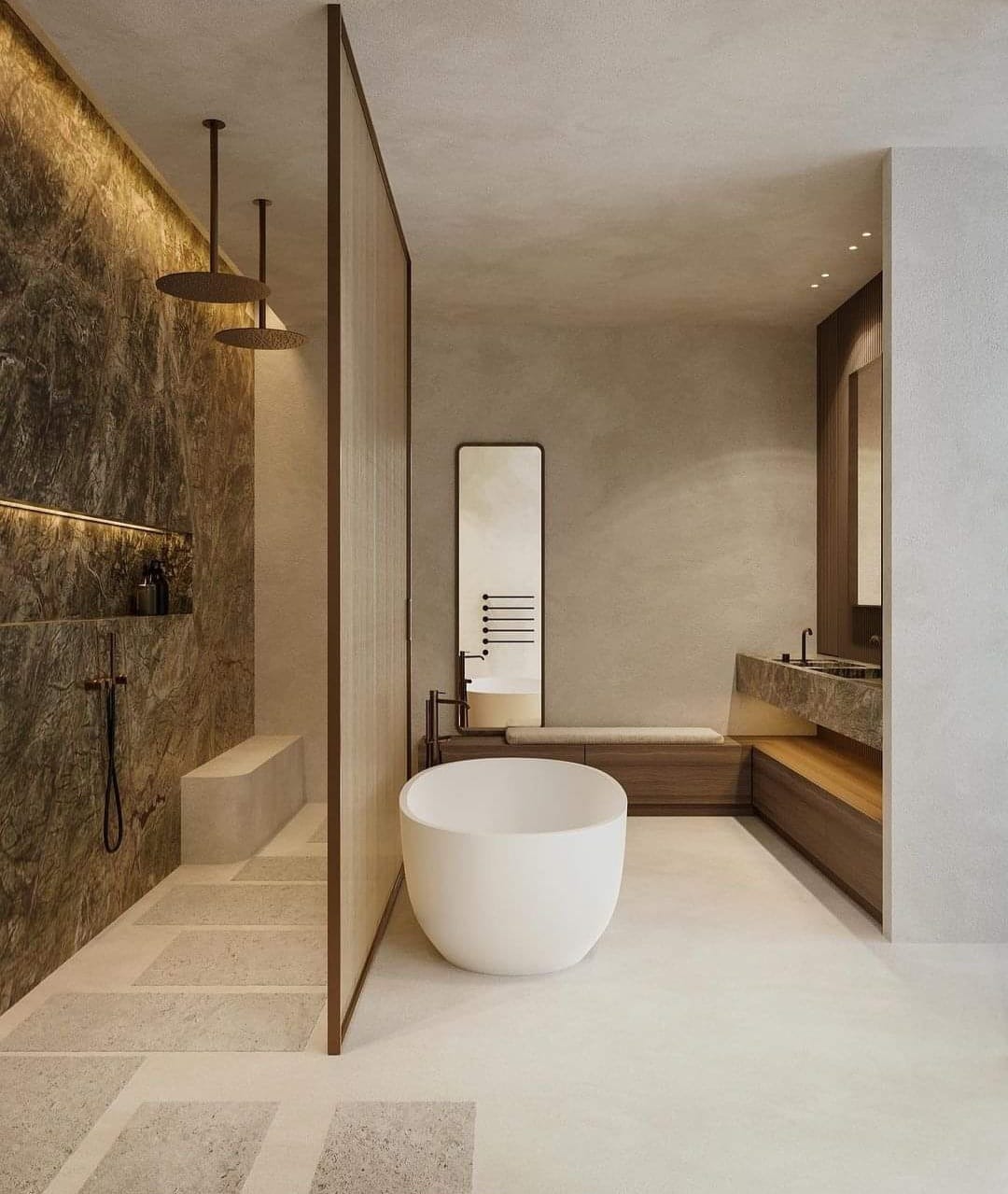 Nowoczesna łazienka z marmurową ścianą prysznicową, deszczownicą i wolnostojącą białą wanną; minimalistyczny design z drewnianymi akcentami.